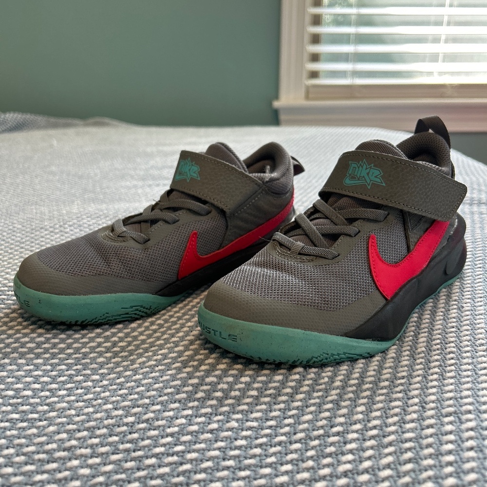 Nike Kids Team Hustle Sneakers Size 1